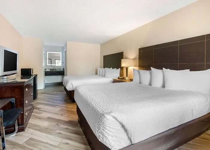 Spa Hotel: Clarion Inn & Suites Kissimmee-Lake Buena Vista South